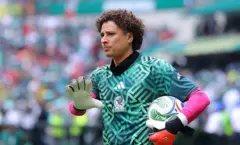 Guillermo Ochoa en el precalentamiento de uno de los partidos en el Mundial 2026