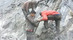 हुम्लाको खार्पुनाथ गाउँपालिका–१ मा पर्ने बोक्चेगौडा भीरको सडक स्तरोन्नतिका क्रममा चट्टान फोड्दै गरेका श्रमिक