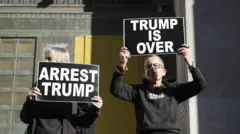 New York'ta Trump'ın gözaltına alınması çağrısı yapan iki kişi...