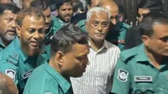মোয়াজ্জেম হোসেন আলালকে আদালতে নেয়ার সময় তোলা ছবি। 