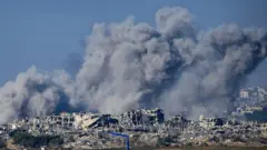 Ifoto yafatiwe mu majyepfo ya Israel hafi y'umupaka na Gaza, igaragaza imyotsi izamuka, nyuma y’igitero cya Israel ku butaka bwa Palestine, ku itariki ya 21 Ugushyingo (11) mu 2023 