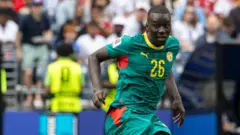 Umukinyi wo hagati wa Senegal, Pape Gueye, ari mu kibuga