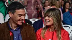 Primeiro-ministro espanhol, Pedro Sánchez, e sua esposa, Begoña Gómez, sentados em um evento