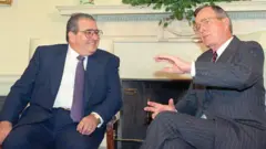 Guillermo Endara y George Bush conversan en la Oficina Oval en Washington el 30 de abril de 1990