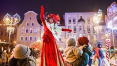 Artystka w kostiumie zabawia odwiedzających podczas otwarcia jarmarku bożonarodzeniowego na rynku w Gliwicach, 28 listopada 2025 roku.
