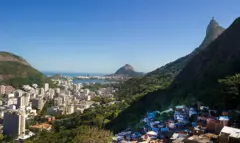 Vista aérea do Rio de Janeiro com pontos turísticos como o Cristo Redentor no Corcovado, (à direita), prédios na praia de Botafogo (esquerda), a lagoa Rodrigo de Freitas (centro), e a praia de Ipanema (ao fundo), além da favela Dona Marta (direita), misturando riqueza e pobreza presentes na cidade
