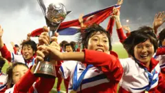 Coreia do Norte comemorando vitória na Copa do Mundo feminina Sub-20esporte bet conferir bilhete2016