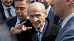 Bahçeli 4 Nisan'da iki aylık aranın ardından kamuoyu önüne çıkmıştı, MHP lideri kurt işareti yapıyor