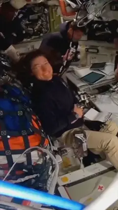 Posada misije Artemis Dva u kabini letelice u svemiru.