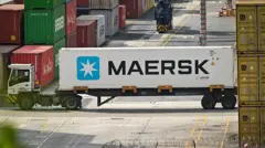 Un camión carga un contenedor de Maersk en el Puerto de Balboa en la Ciudad de Panamá