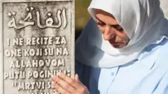 Devojka uz spomenik Potočari 11. jul 2025.