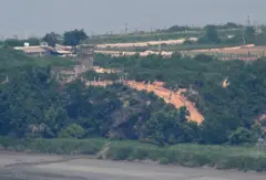 김포 애기봉평화생태공원 전망대에서 바라본 북한 개풍군 일대. 비무장지대 북측에 북한군 초소와 군사 철책이 보인다.
