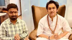 धीरेंद्र शास्त्री उर्फ़ बागेश्वर बाबा के साथ मनीष कश्यप