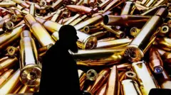 Темний силует чоловіка на тлі набоїв