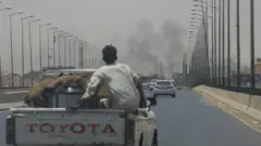 Umwotsi uzamuka i Omdurman hafi y'i Khartoum
