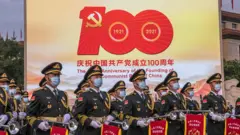 在北京中國共產黨成立100週年慶典上的中國解放軍聯合軍樂團（1/7/2021）