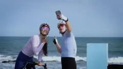 中國近期開放上海旅客赴金馬旅遊，首批旅客興奮在金門當地拍照留影。
