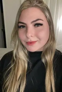 Uma mulher loira