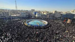 ইরানের সর্বোচ্চ নেতা আয়াতুল্লাহ আলী খামেনি নিহত হওয়ার পর গত পহেলা মার্চ তেহরানের এনঘেলাব (বিপ্লব) স্কয়ারে আয়োজিত এক সমাবেশে বিক্ষোভকারীরা ইরানের পতাকা ও পোস্টার হাতে যুক্তরাষ্ট্র ও ইসরায়েলবিরোধী স্লোগান দেন