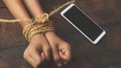 కట్టేసిన చేతులు, స్మార్ట్ ఫోన్