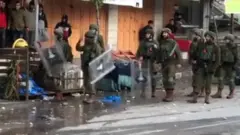جندي إسرائيلي يطلب "استراحة" من الفلسطينيين