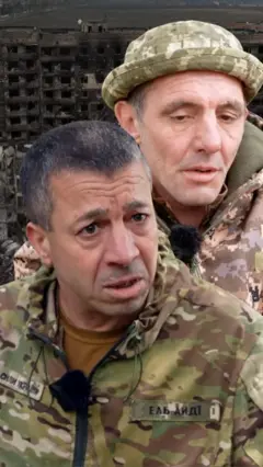 Ikkita ukrainalik askarlar harbiy kiyimda