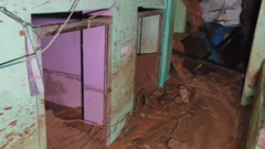 மண் சரிவில் சிக்கியுள்ள வீடு