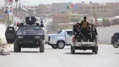 تصویر موترهای نظامی در جاده‌ای در کویته پس از حمله به پاسگاهی در باجور 