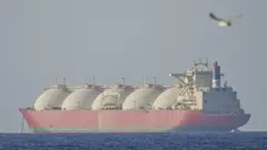 Kapal masih belum melintasi Selat Hormuz