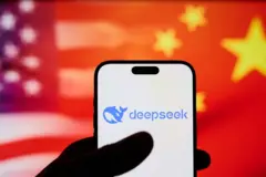 Un celular Con la Image de Deepseek Frente A Banderas de Ee.uu. y China
