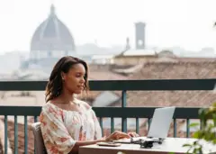 Une femme devant son ordinateur