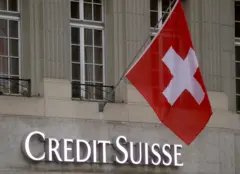 Fachada do Credit Suisse com bandeira da Suíça