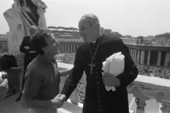 Arcebispo Paul Marcinkus cumprimenta uma pessoa