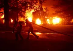 Bombeiros em incêndios em Los Angeles