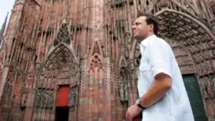 Stéphane Breitwieser delante de una iglesia en Europa