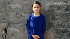 ડેલ સ્ટેઇન, પાકિસ્તાન બોલર, દક્ષિણ આફ્રિકા બોલર, પાકિસ્તાન છોકરી, આઇના વઝીર, બીબીસી ગુજરાતી આઇના વઝીર તેમની આ બૉલિંગ ઍક્શનને કારણે સોશિયલ મીડિયામાં છવાઈ ગયાં છે. તેમની બૉલિંગ ઍક્શન દક્ષિણ આફ્રિકાના ફાસ્ટ બૉલર ડેલ સ્ટેઇન સાથે મળતી આવે છે.