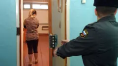 Женщина в камере