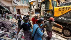 Люди разбирают завалы после землетрясения