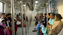 मेट्रो के लेडीज़ कोच में महिलाएं