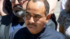 Imagem do jardineiro mexicano Narciso Barranco, que vive nos Estados Unidos há três décadas e foi detido em 21 de junho por agentes federais em uma operação migratória. Ele aparece com os olhos marejados, usando camisa polo azul-marinho, durante entrevista coletiva em Santa Ana, Califórnia, em 25 de julho de 2025.
