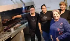 Carla Gutierrez (de cabelo preto amarrado) e funcionários e a mãe (de azul) no restaurante Don Pedro