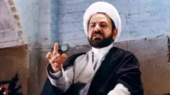 پرویز پرستویی در صحنه‌ای از فیلم مارمولک