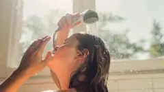 Imagen de una persona analizando una muestra en un laboratorio