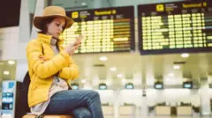 صورة تعبيرية لسيدة مسافرة