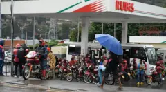 Abamotari bugamye imvura kuri stasiyo Rubis mu mujyi wa Kigali, ku itariki ya 15 Werurwe (3) mu mwaka wa 2023. 