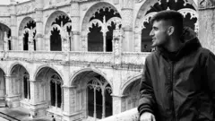 Juan Cuatrecasas olha pela varanda de um edifício antigo em Roma