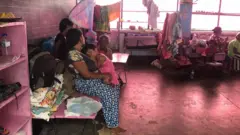 දියලපේ පාසැලේ තාවකාලිකව ලැගුම් ගෙන සිටින පුද්ගලයින්