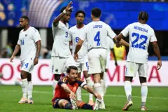 L'attaquant espagnol n° 21, Mikel Oyarzabal (en bas), réagit aux célébrations des joueurs capverdiens à la fin du match de football du Groupe H de la Coupe du Monde 2026 opposant l'Espagne au Cap-Vert, au stade d'Atlanta, le 15 juin 2026.