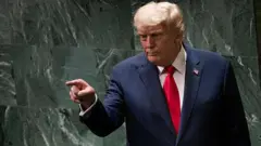 Президент США Дональд Трамп мрачно указывает на кого-то пальцем после выступления на Генеральной Ассамблее Организации Объединенных Наций в штаб-квартире ООН в Нью-Йорке 23 сентября 2025 года. 