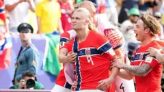 Erling Haaland celebrando gol contra o Brasil.